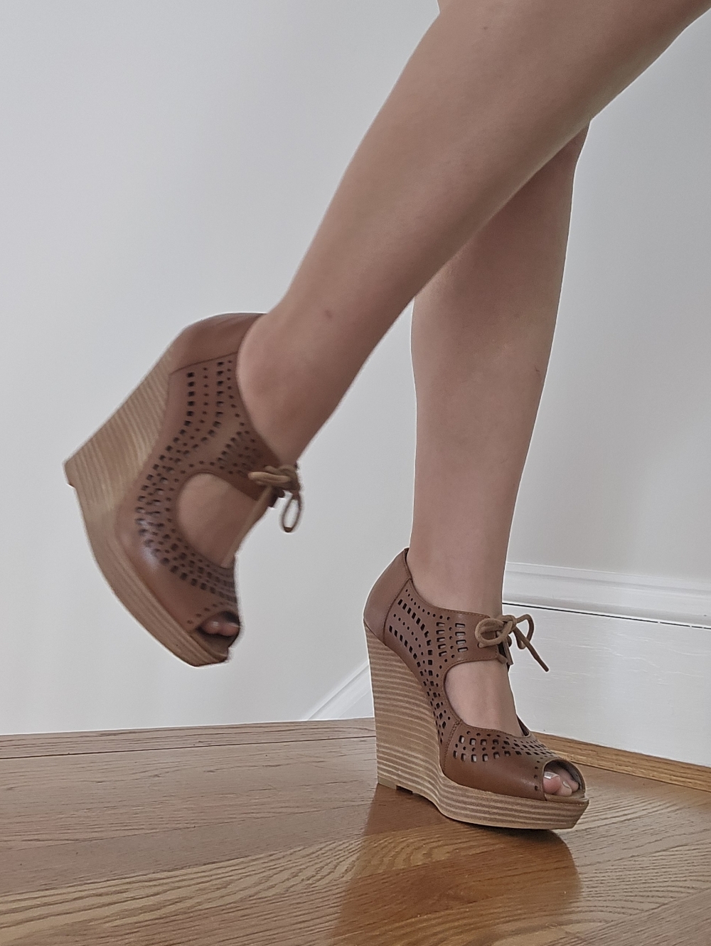 HINGE Peep Toe Eyelet Wedges Lace Up Cognac Leather 'Annibell' Size 7.5
